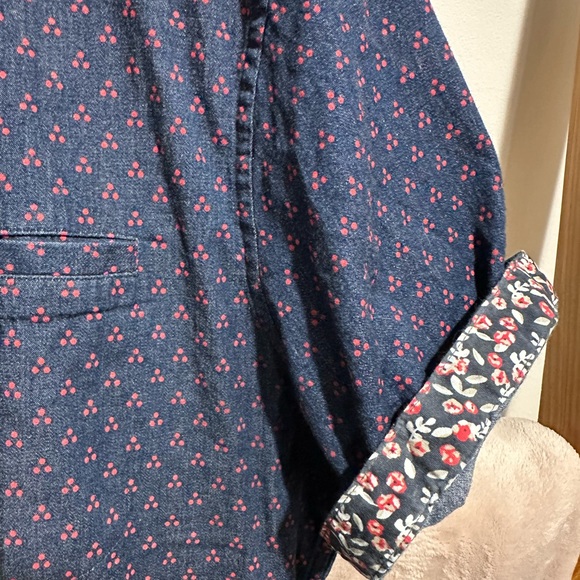 Short sleeve button up. Dual pattern. Size medium. - Picture 3 of 4